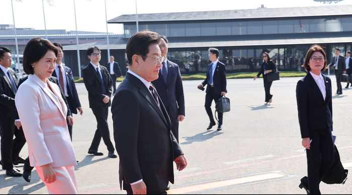 한일 정상회담을 마친 이재명 대통령과 부인 김혜경 여사가 24일 일본 도쿄 하네다공항에서 도널드 트럼프 미국 대통령과의 한미 정상회담을 위해 워싱턴DC로 가는 공군 1호기로 향하고 있다. 연합뉴스