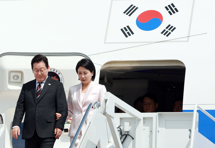이재명 대통령과 김혜경 여사가 24일(현지시간) 미국 워싱턴DC 인근 앤드루스 합동기지에 도착해 공군 1호기에서 내리고 있다. 연합뉴스