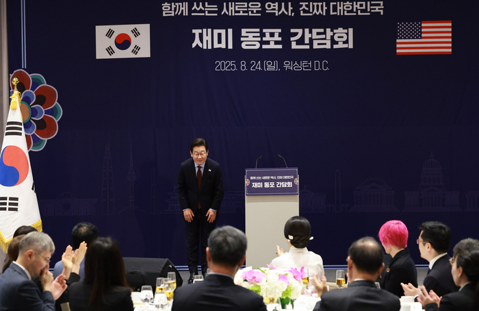 이재명 대통령이 24일(현지시간) 미국 워싱턴DC의 한 호텔에서 열린 동포 만찬 간담회에서 인사하고 있다. 연합뉴스