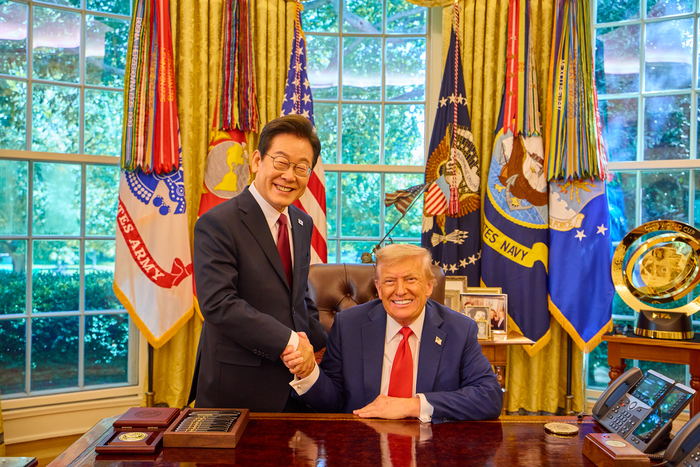 이재명 대통령이 25일(현지시간) 미국 워싱턴DC 백악관 오벌오피스에서 열린 한미 정상회담뒤 도널드 트럼프 미국 대통령과 악수하며 미소짓고 있다. 연합스