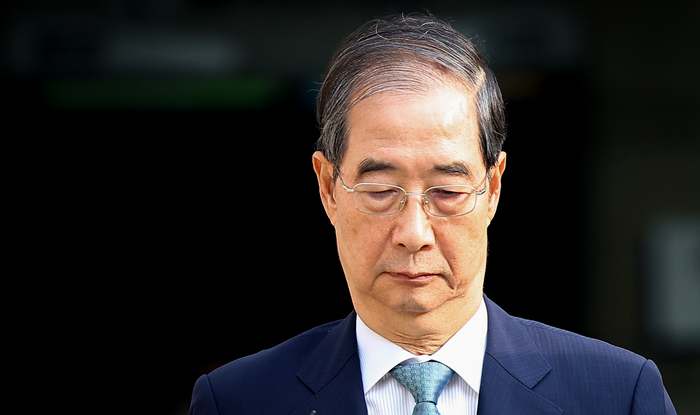 윤석열 전 대통령의 내란 행위 방조 혐의를 받는 한덕수 전 국무총리가 27일 구속 전 피의자 심문(영장실질심사)을 마친 뒤 대기 장소인 서울구치소로 이동하기 위해 서울 서초구 서울중앙지법 청사를 나서고 있다. 연합뉴스