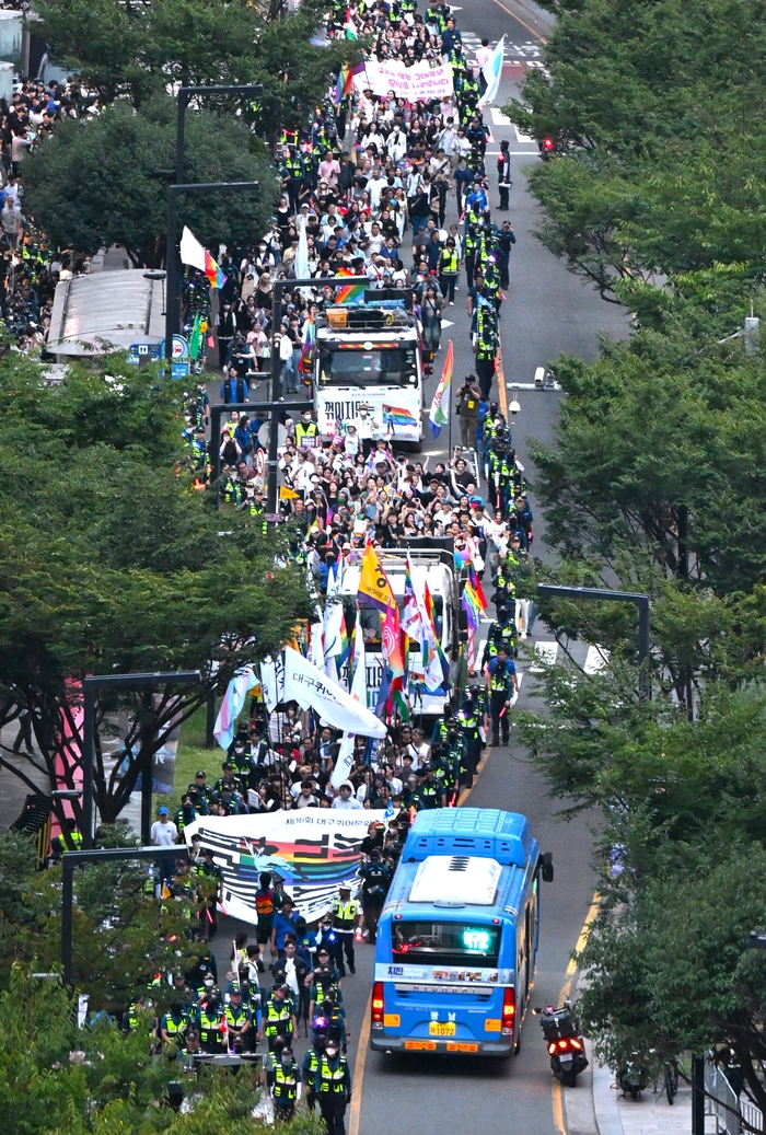 지난해 대구 중구 반월당 일대에서 열린 제16회 대구퀴어문화축제 퍼레이드 모습. 영남일보DB