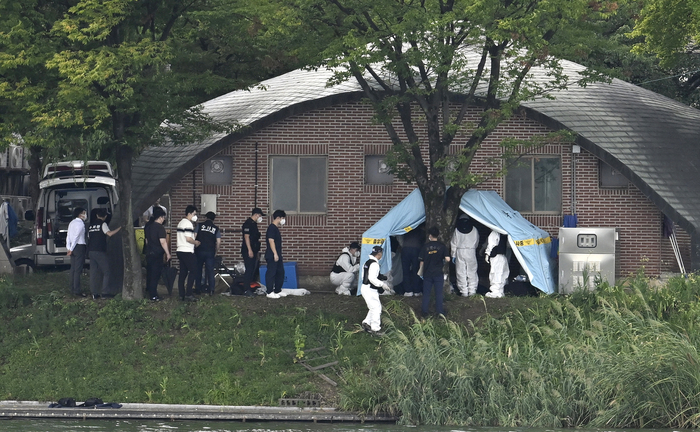 2일 오전 대구 수성구 수성못 인근에서 현역 육군 대위가 총상을 입고 사망한 채 발견돼 사건 현장에서 육군수사단, 경찰 과학수사대 등이 현장조사를 하고 있다.
이윤호기자 yoonhohi@yeongnam.com