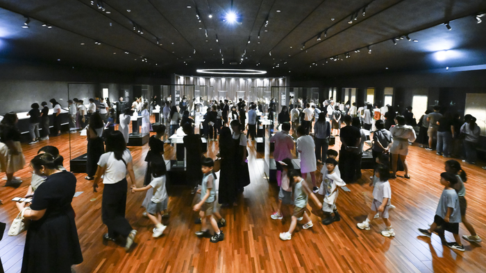 3일 대구간송미술관 개관 1주년을 맞아 무료 개방된 전시실에서 시민들이 유물을 둘러보고 있다. 개관 1주년 기념 대구간송미술관 축제는 6일까지 이어지며 다양한 공연과 특강이 마련돼 있다.
이현덕기자 lhd@yeongnam.com