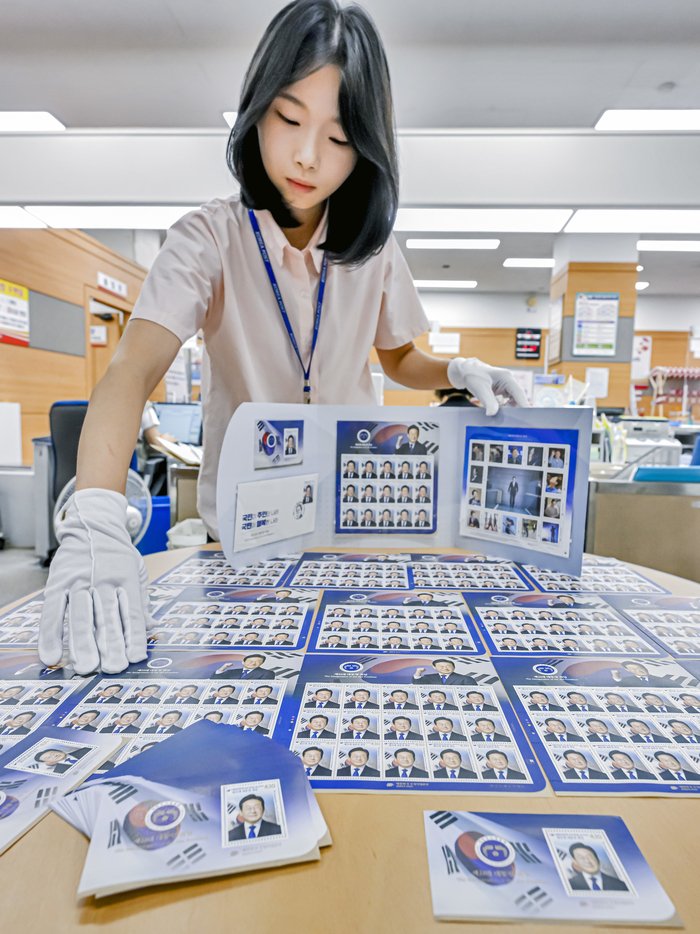 10일 대구 중구 대구우체국에서 직원이 이재명 대통령 취임 100일을 앞두고 제작된 제21대 대통령 취임 기념우표를 검수하고 있다. 우정사업본부는 국민이 주인인 나라, 국민이 행복한 나라라는 염원을 담은 이번 기념우표를 11일부터 전국 총괄우체국과 인터넷 우체국에서 판매한다고 밝혔다.
이현덕기자 lhd@yeongnam.com