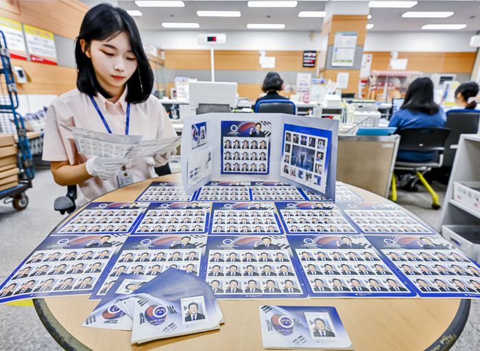 10일 대구 중구 대구우체국에서 직원이 이재명 대통령 취임 100일을 앞두고 제작된 제21대 대통령 취임 기념우표를 검수하고 있다. 우정사업본부는 국민이 주인인 나라, 국민이 행복한 나라라는 염원을 담은 이번 기념우표를 11일부터 전국 총괄우체국과 인터넷 우체국에서 판매한다고 밝혔다.
이현덕기자 lhd@yeongnam.com