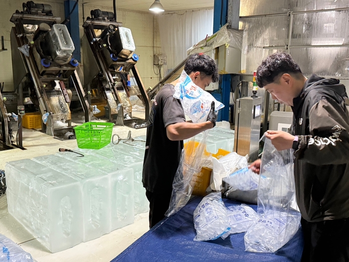 2일 오후 2시쯤 대구 서구의 한 얼음공장에서 작업자들이 각얼음을 비닐에 담고있다.