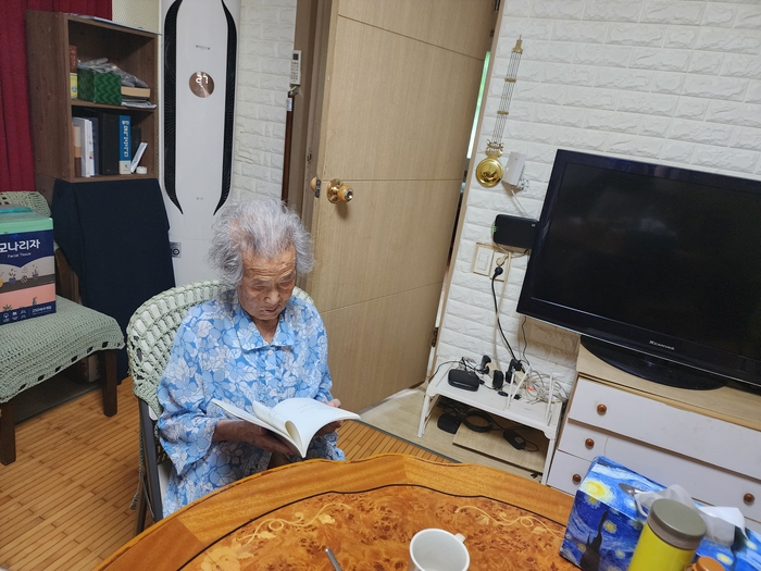 며느리의 도움을 받아 97세의 나이세 시집을 펴낸 이필영 할머니.<이현경씨 제공>