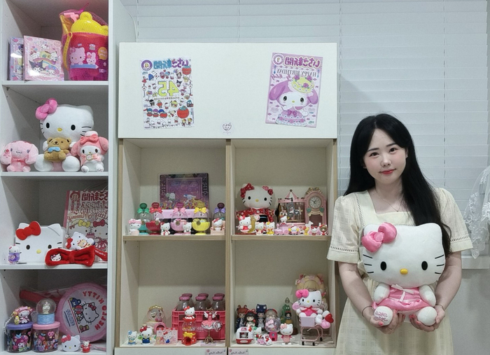 정은진씨가 키티 캐릭터로 꾸민 자신의 집에서 키티 인형을 들고 포즈를 취했다. <정은진씨 제공>