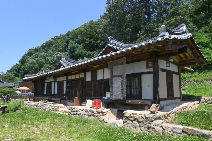 청송 서벽고택. 평면은 정면5칸, 측면 4칸 口자형 평면에 전면부분만 양쪽으로 한 칸씩 덧붙인 날개집 모양을 하고 있다.