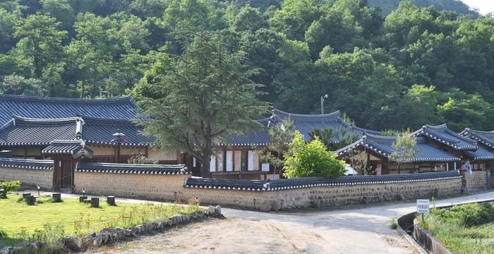 후송당 고택은 사랑채는 1935년에, 안채는 1947년에 지어졌다. 50칸이 넘는 큰 규모의 가옥으로 시대 변화에 따른 한옥의 변천을 보여준다는 점에서 가치가 높다. 사진은 청송 후송당 전경.