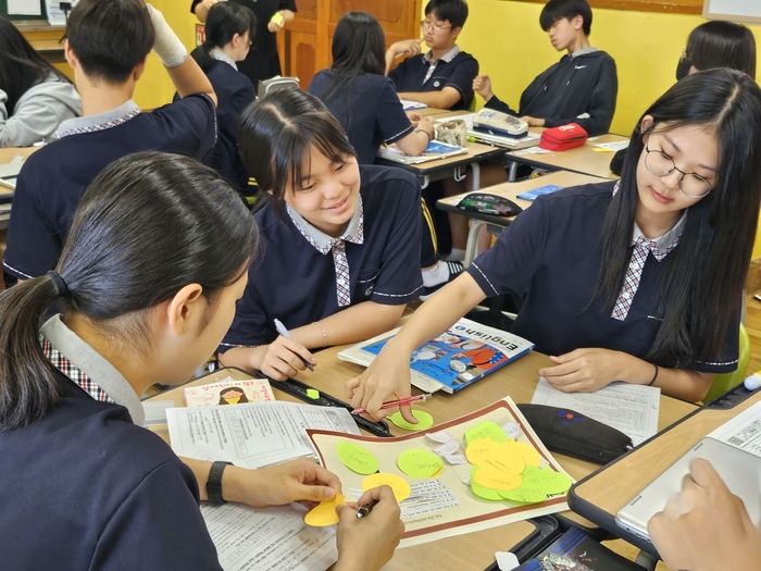 10가지 학습자상을 기반으로 한 IB 교육을 운영 중인 대구 복현중에서 학생들이 수업에 참여하고 있다. <대구시교육청 제공>