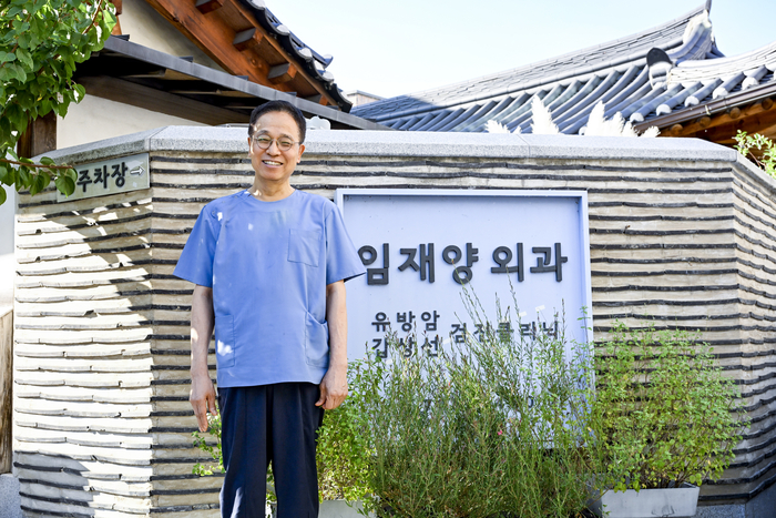 29일 대구 중구 임재양외과에서 임 원장이 일본 게이오대학 방문연구원으로 1년간 떠나게 된 배경을 설명하고 있다.
이현덕기자 lhd@yeongnam.com