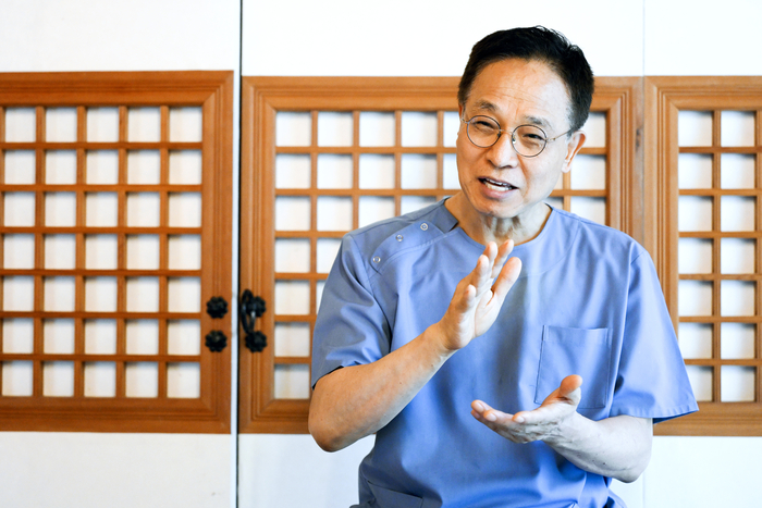 29일 대구 중구 임재양외과에서 임 원장이 일본 게이오대학 방문연구원으로 1년간 떠나게 된 배경을 설명하고 있다.
이현덕기자 lhd@yeongnam.com