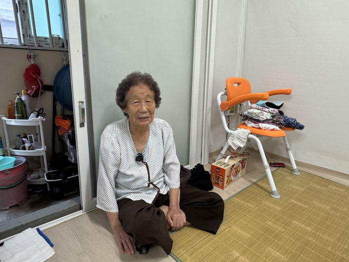지난 28일 대구 서구 원대동의 한 주택에서 박정숙씨가 바닥을 만지며 주거환경개선 사업 전후에 대해 설명하고 있다. 박영민기자.