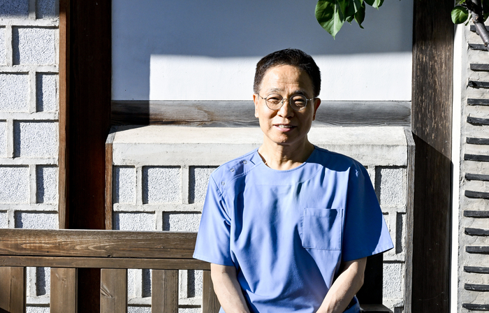 29일 대구 중구 임재양외과에서 임 원장이 일본 게이오대학 방문연구원으로 1년간 떠나게 된 배경을 설명하고 있다.
이현덕기자 lhd@yeongnam.com