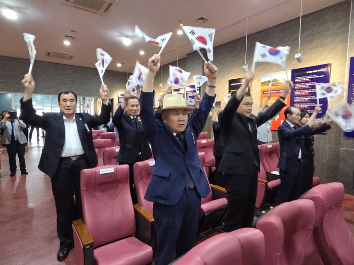 지난달 29일 광복회 대구시지부 체험학습관에서 열린 '제115주년 경술국치 추념식'에서 참석자들이 만세를 외치고 있다. 광복회 대구시지부 제공