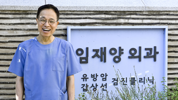 29일 대구 중구 임재양외과에서 임 원장이 일본 게이오대학 방문연구원으로 1년간 떠나게 된 배경을 설명하고 있다.
이현덕기자 lhd@yeongnam.com