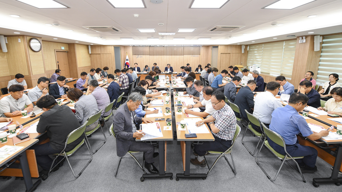 문경시가 '제9회 문경아시아소프트테니스선수권대회'의 성공적 개최를 위해 신현국 시장 주재로 대회 준비상황 보고회를 열고 본격적인 준비에 돌입했다. <문경시제공>