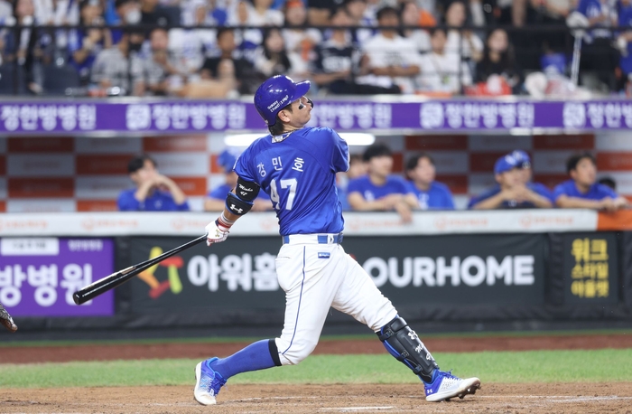 지난달 31일 대전 한화생명볼파크에서 열린 '2025 신한 SOL 뱅크 KBO리그' 삼성 라이온즈와 한화 이글스 경기에서 강민호가 홈런을 치고 있다. <삼성 라이온즈 제공>