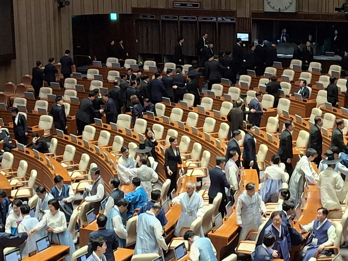1일 국회 본청 본회의장에서 정장을 착용한 국민의힘 의원들과 한복을 입은 더불어민주당 의원들이 대조를 보이고 있다. 장태훈 기자 hun2@yeongnam.com
