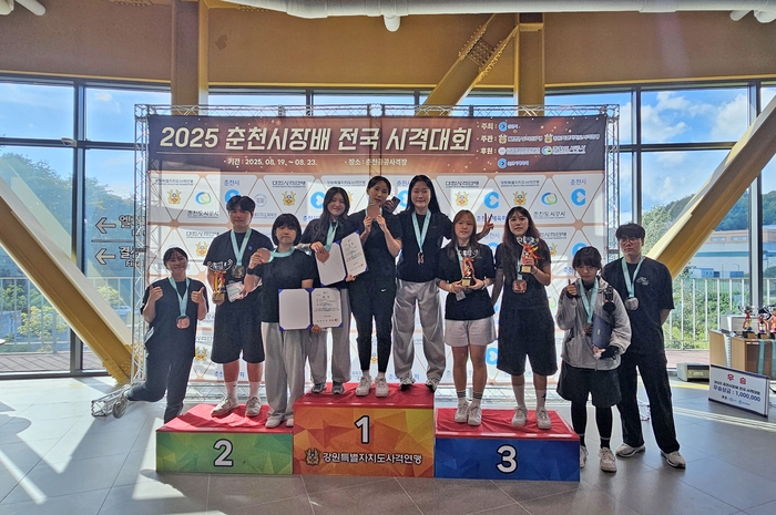경북전문대 사격선수단이 '춘천시장배 전국대회'에서 우수한 성적을 거두며 기념사진을 촬영하고 있다.<경북전문대 제공>