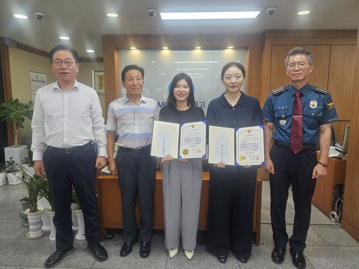 보이스피싱 피해를 막은 대구 동구 신암새마을금고 김유리·이수희(왼쪽 셋째·넷째) 과장이 대구동부경찰서로부터 감사장을 받고 기념촬영을 하고 있다. 김점순 시민기자