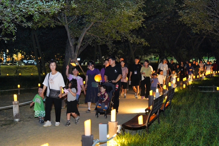지난 30일 성주 성밖숲에서 트윙클 성주! 성밖숲 나이트 워킹을 즐기고 있는 참가자들 <성주군 제공>