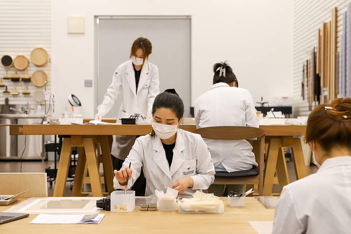 대구간송미술관 수리 복원 전문 학예사들이 지류문화유산 수리복원 작업을 진행하고 있다.<대구시 제공>