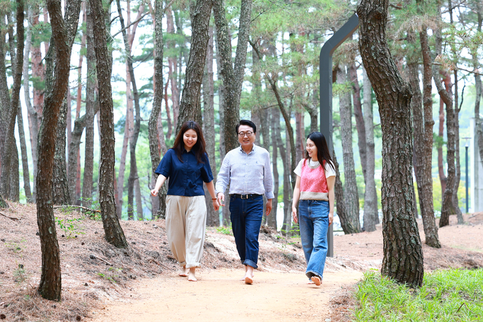 울진군 평해 월송정 소나무 숲 명품 맨발걷기를 하고있다.<울진군 제공>