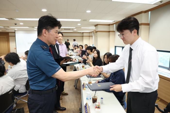 이승협 대구시경찰청장이 1기 서포터즈 50명에게 개인별 위촉장을 수여하고 있다. 대구경찰청 제공