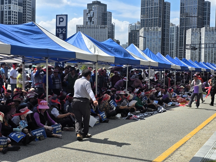 경주시의회 국책사업추진 및 원전특별위원회, 원전범시민대책위원회, 동경주발전협의회를 비롯한 동경주 주민 1천400여명은 3일 오후 2시 세종시 산업통상자원부 청사 앞에서 대규모 집회를 열고 월성원전 내 건식저장시설(캐니스터·맥스터)에 대한 보상 방안을 즉시 마련하라고 촉구했다. 독자제공