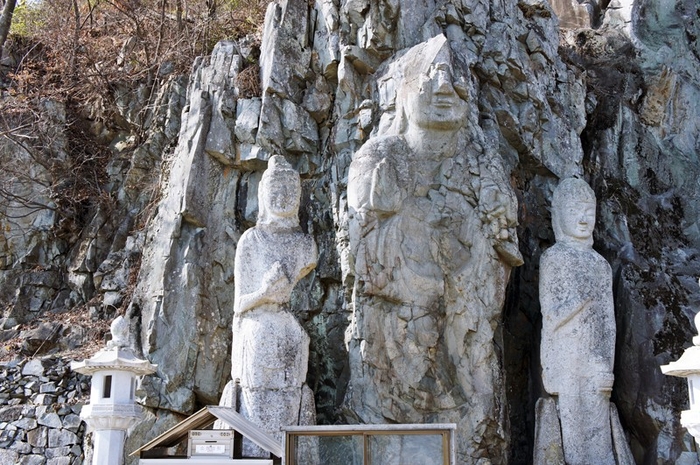 높이 7m의 선도산 마애삼존불. <경주시 제공>