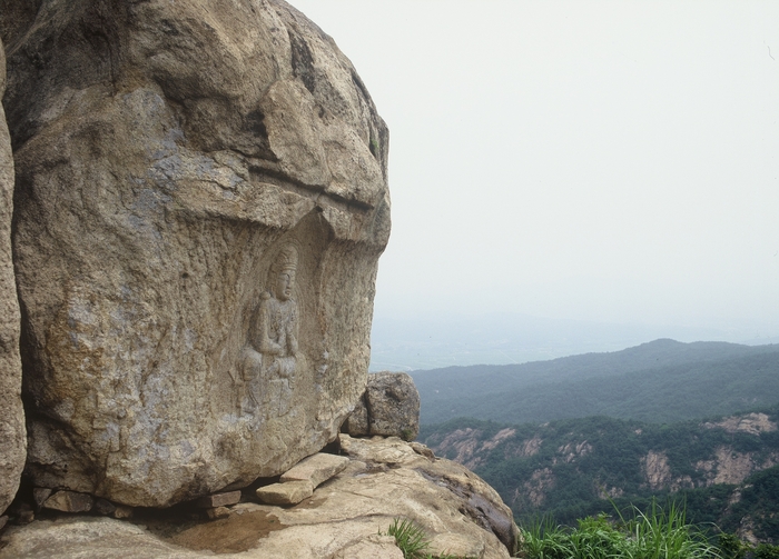 보물로 등록된 남산 신선암 마애보살반가상. <경주시 제공>