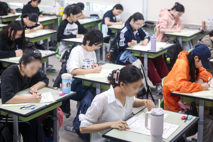 2026학년도 대학수학능력시험 9월 모의평가가 실시된 3일 오전 대구 중구 경북여자고등학교 3학년 교실에서 수험생들이 시험 준비를 하고 있다. 이윤호기자 yoonhohi@yeongnam.com