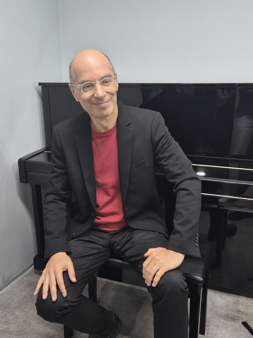 베르나르 베르베르는 지난달 31일 수성아트피아에서 열린 키메라의 시대 공연에 대해 내 소설 키메라의 땅을 소리로 구현한 자연스러운 연장선이자 마법 같은 순간이라고 평했다. 박주희기자 jh@yeongnam.com