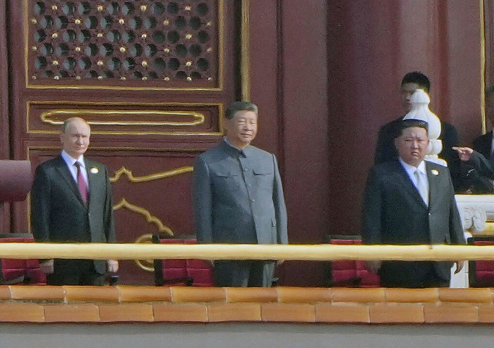 3일 블라디미르 푸틴 러시아 대통령, 시진핑 중국 국가주석, 김정은 북한 국무위원장(왼쪽부터)이 중국 전승절 80주년 열병식이 열린 천안문 망루에 나란히 서있다. [AP 연합뉴스]