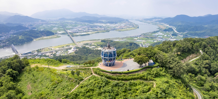 자고산 정상에 위치해 낙동강 풍경이 한눈에 들어오는 칠곡 평화전망대. <칠곡군 제공>