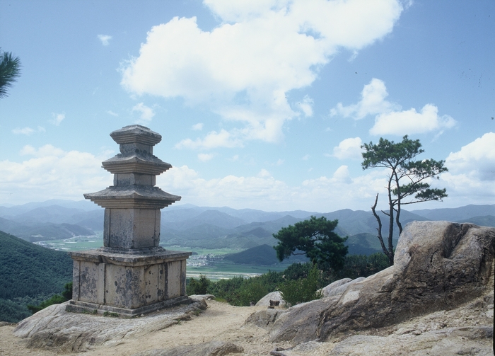 보물로 등록된 남산 용장사곡삼층석탑. <경주시 제공>