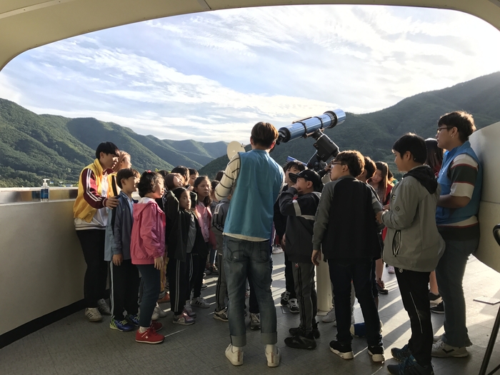 영천천문과학관 보조관측실에서 관광객들이 별을 관측하고 있다.<영천시 제공>
