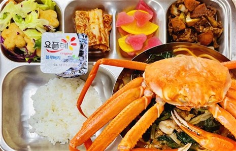 ·경구고가 학생들에게 든든한 한끼 점심으로 제공하는 홍게한마리짬뽕, 순살찜닭, 꽃송이두부샐러드, 찹쌀밥, 하트단무지, 배추김치, 요플레.<경구 중·고교 제공>