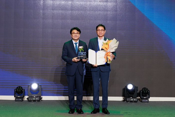 포스코가 4일 열린 우수공동훈련센터 시상식에서 우수 기관상을 받았다. 이우영 한국산업인력공단 이사장(왼쪽)과 신경철 포스코 경영지원본부장이 기념촬영을 하고 있다.<포스코 제공>