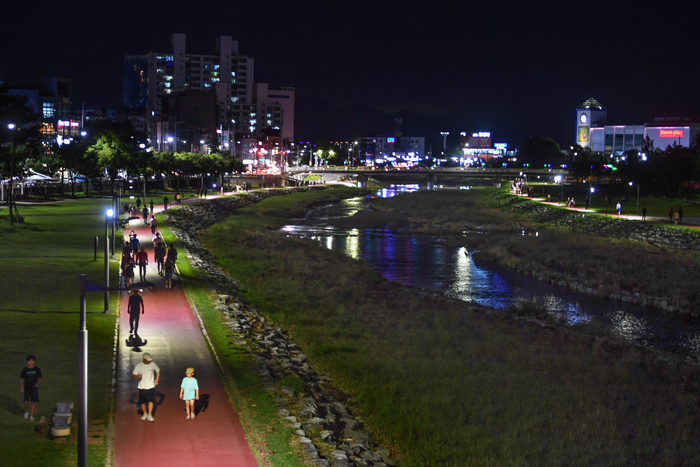 경산을 가로지르는 남천은 내실을 다진 생태하천이다. 맨발산책로와 파크골프장에는 시민들이 끊이지 않는다. 러닝의 성지로도 각광받는 남천에는 이웃도시인 대구에서도 찾는 이들이 적지 않다.