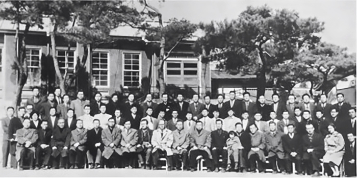 1962년 메노나이트 실업고등학교 제4회 졸업식 기념사진. 메노나이트 직업학교 졸업생들은 대구와 경산, 수도권과 해외로 나가 건실한 사회인이 됐다. <메노나이트 아카이브 제공>