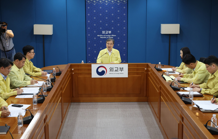 조현 외교부 장관이 6일 정부서울청사에서 열린 재외국민보호대책본부-공관 합동대책회의에서 발언을 하고 있다. <연합뉴스>