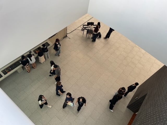 대구미술관을  찾은 문화로투어 참가자들이 전시품을 살펴보고 있다. 정유진씨 제공