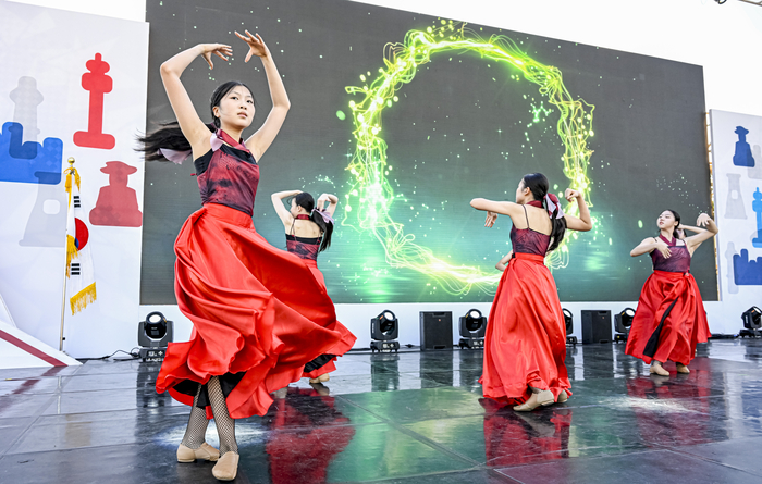 6일 경북 경주 첨성대 일원에서 열린 '2025 동서화합 영호남 문화예술관광박람회' 개막식에서 댄스팀 '스타온'과 '미스몰리'가 합동 공연을 펼치고 있다.
이현덕기자 lhd@yeongnam.com