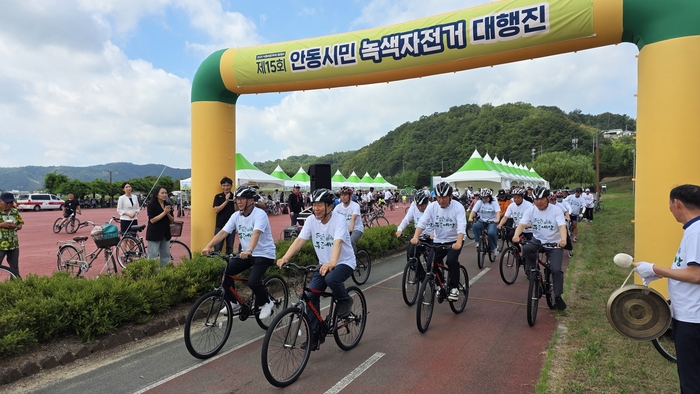홍성중 교육장의 출발 타징과 함께 내빈들이 자전거를 출발하고 있다.<정운홍기자>
