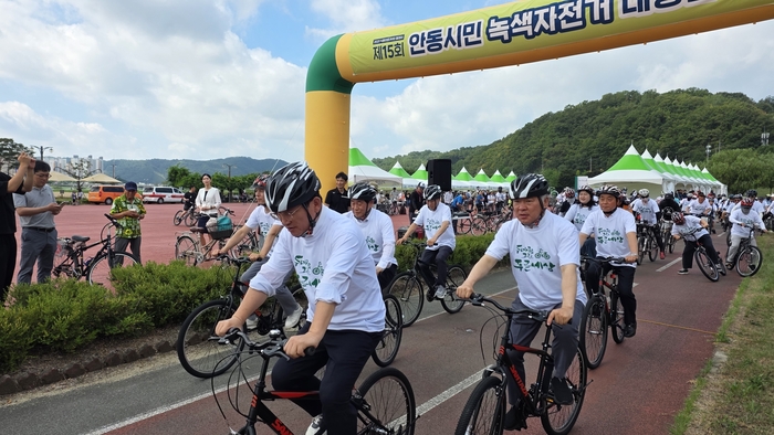 제15회 안동시민 녹색자전거 대행진에 참여한 김형동 국회의원과 권광택 도의원이 시민들과 함께 자전거를 타고 출발하고 있다.<정운홍기자>