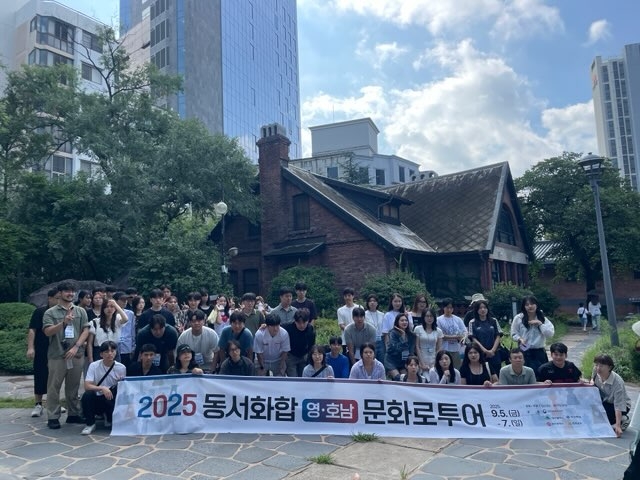 대구 근대 골목을 찾은 영호남 문화예술관광박람회 문화로투어 참가자들이 기념 촬영을 하고 있다. 정유진씨 제공